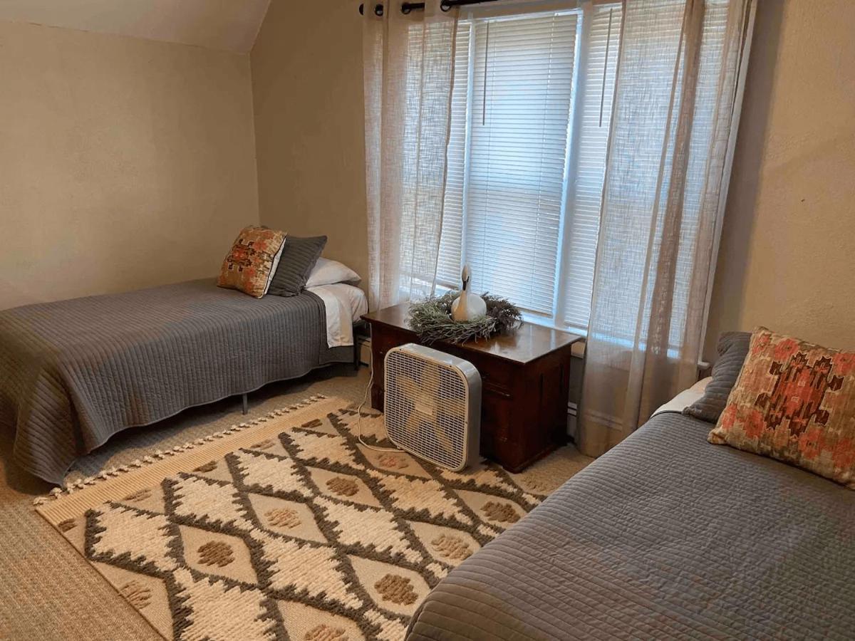 Cozy 3 & 4 Bed Home 2 Blocks To Hospitals & Lambeau グリーンベイ エクステリア 写真